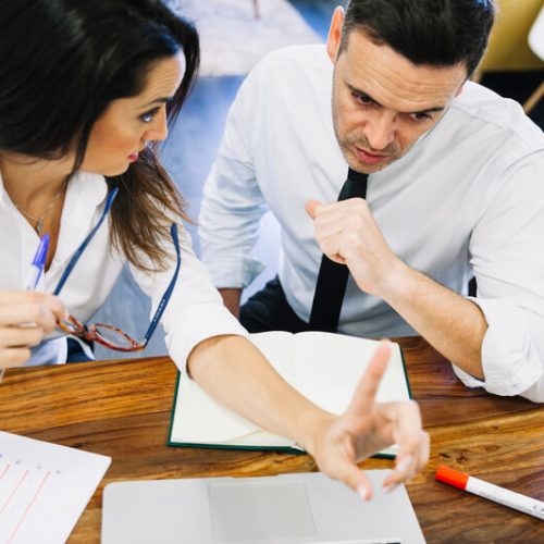 empresarios-modernos-na-mesa (2) (1)